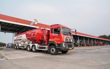 Truk Pertamina isi BBM ke SPBU.