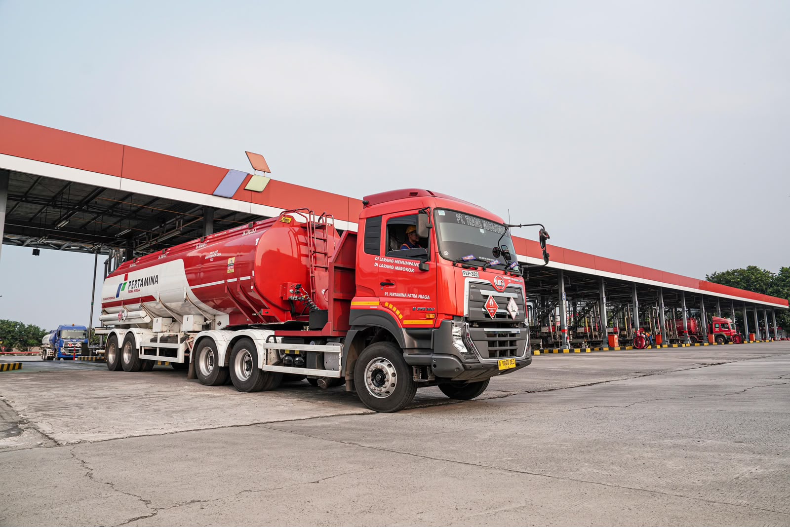 Truk Pertamina isi BBM ke SPBU.