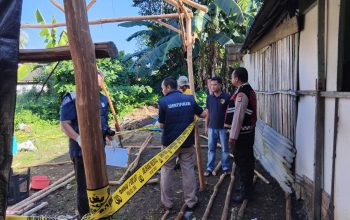 Polisi memasang garis di sekitar lokasi kejadian
