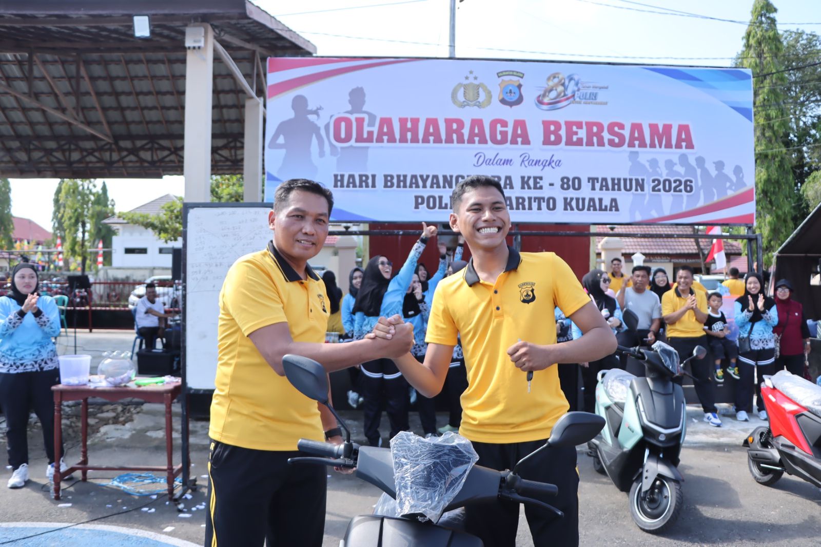 Kapolres Batola jalan santai Bhayangkara ke-80.