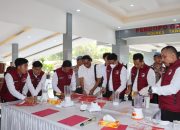 Polisi menunjukkan tumpukan sabu dan ekstasi di atas meja