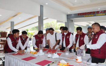 Polisi menunjukkan tumpukan sabu dan ekstasi di atas meja