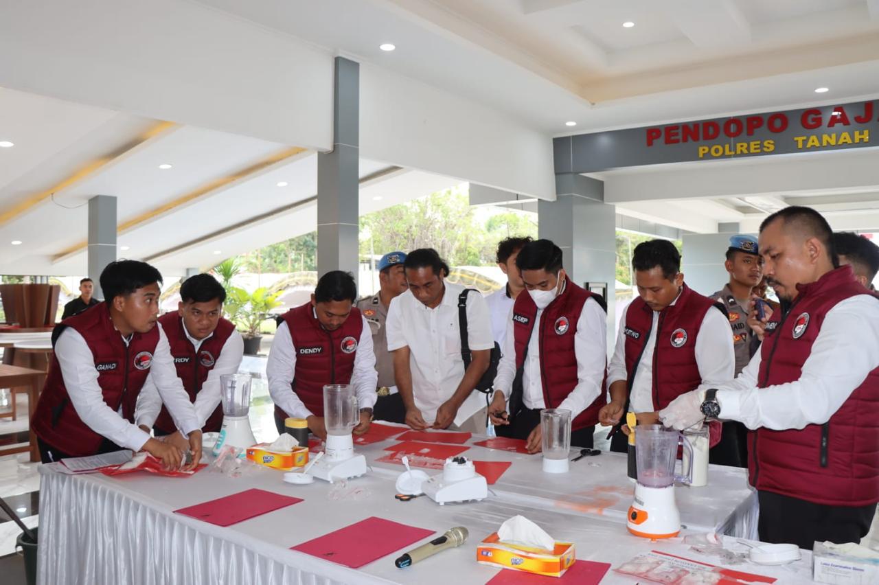 Polisi menunjukkan tumpukan sabu dan ekstasi di atas meja