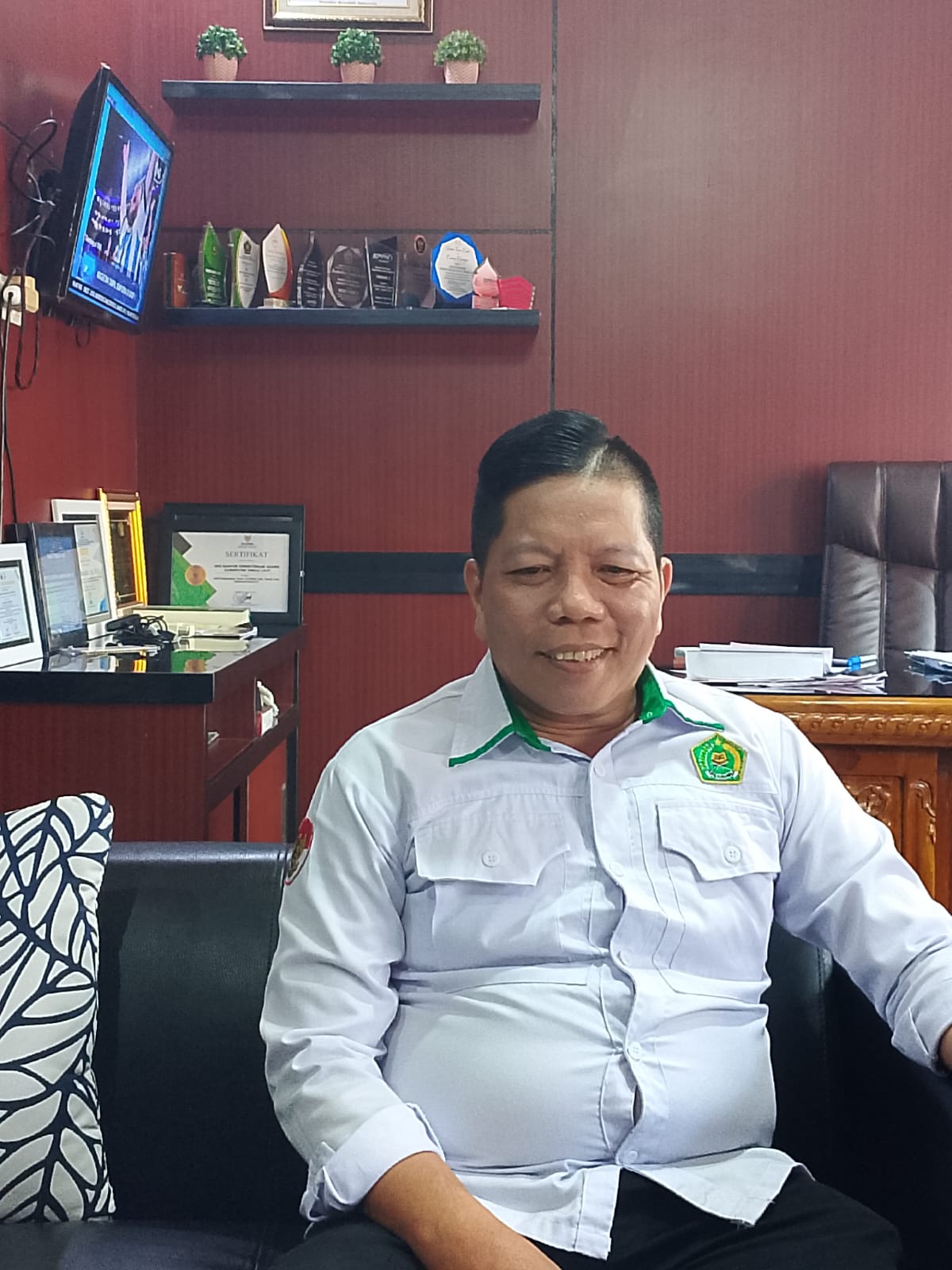 Kepala Kemenag Tanah Laut, Khairuddin, saat memberikan keterangan kepada wartawan di ruang kerjanya.