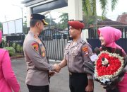 Kapolres Tabalong salami anggota naik pangkat.