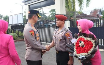 Kapolres Tabalong salami anggota naik pangkat.