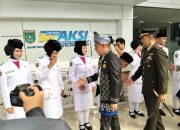 Bupati Tanah Bumbu, Dandim, dan Sekda bersalaman dengan anggota Paskibra.