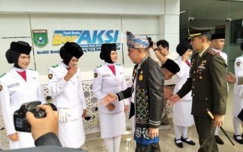Bupati Tanah Bumbu, Dandim, dan Sekda bersalaman dengan anggota Paskibra.