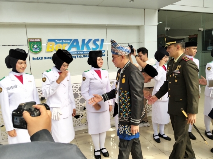 Bupati Tanah Bumbu, Dandim, dan Sekda bersalaman dengan anggota Paskibra.