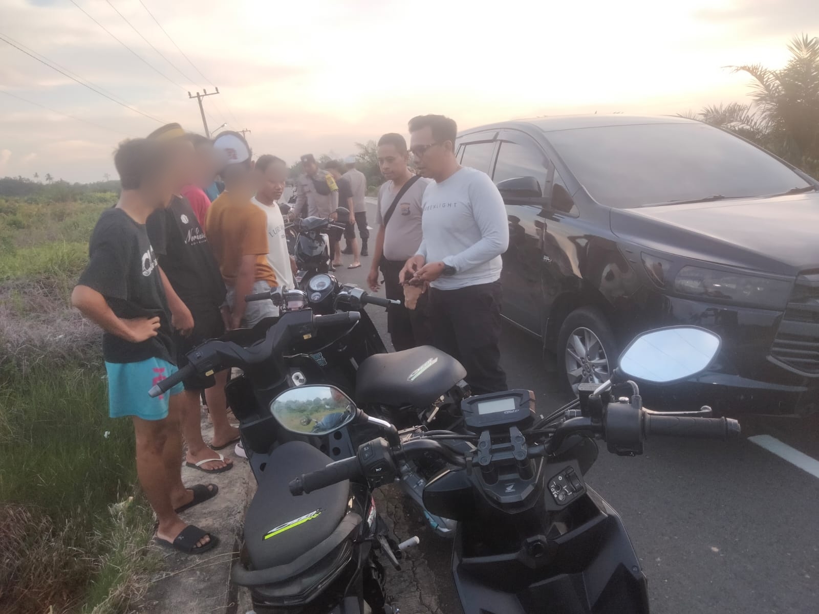 Enam motor berjejer di halaman Mapolsek Tanjung.