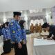 Bupati Balangan membubuhkan tanda tangan pada dokumen SK pengangkatan PNS.