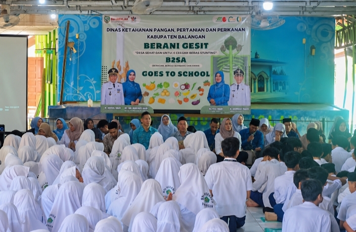 Penyerahan cenderamata di depan ratusan siswa MTsN 4 Balangan.