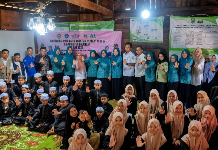 Foto bersama peserta sosialisasi pola asuh anak di LKSA Al Hijrah.
