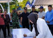 Sekda Tanah Bumbu tanda tangan deklarasi pilah sampah.