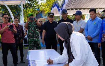 Sekda Tanah Bumbu tanda tangan deklarasi pilah sampah.