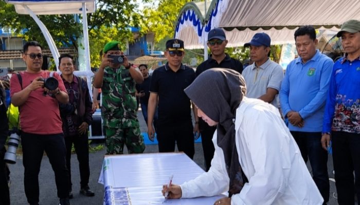 Hari Lingkungan Hidup Sedunia, Sekda Tanah Bumbu Bagikan Bak Sampah dan Bibit Pohon Buah