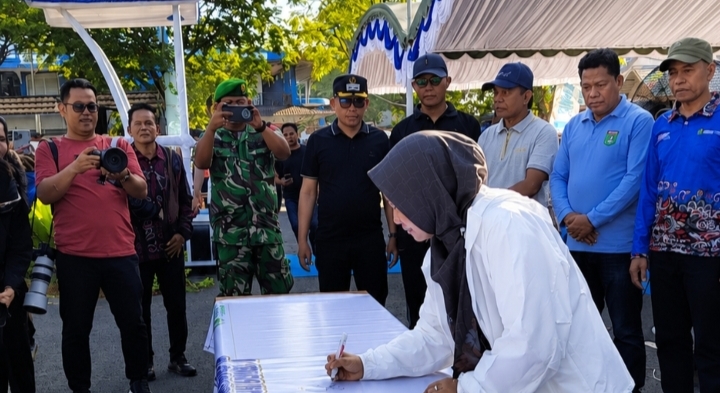 Sekda Tanah Bumbu tanda tangan deklarasi pilah sampah.