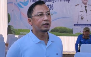 Kepala DLH Tanah Bumbu Muhammad Risdianadi memberi keterangan soal target sampah residu