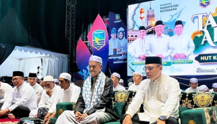 Guru Tungkal Datang, Ribuan Warga Kotabaru Padati Tabligh Akbar HUT ke-76