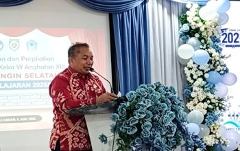Kadisdik Balangan H. Abiji sedang pidato di acara perpisahan SD.