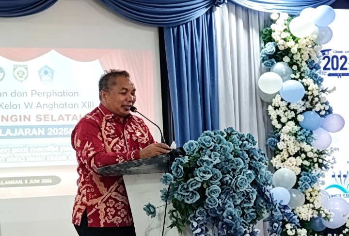 Kadisdik Balangan H. Abiji sedang pidato di acara perpisahan SD.