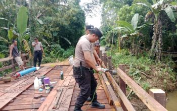 Polsek Jaro Gotong Royong Renovasi Jembatan Merah Putih, 4 Hari Selesai