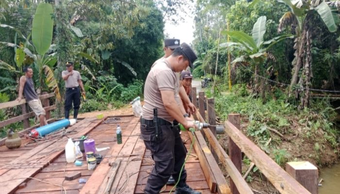 Polsek Jaro Gotong Royong Renovasi Jembatan Merah Putih, 4 Hari Selesai