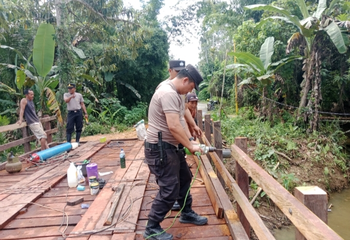 Anggota Polsek Jaro pasang pagar jembatan