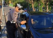Polantas bagikan snack ke pengendara di bundaran Pelaihari.
