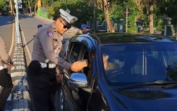 Polantas bagikan snack ke pengendara di bundaran Pelaihari.