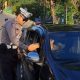 Polantas bagikan snack ke pengendara di bundaran Pelaihari.