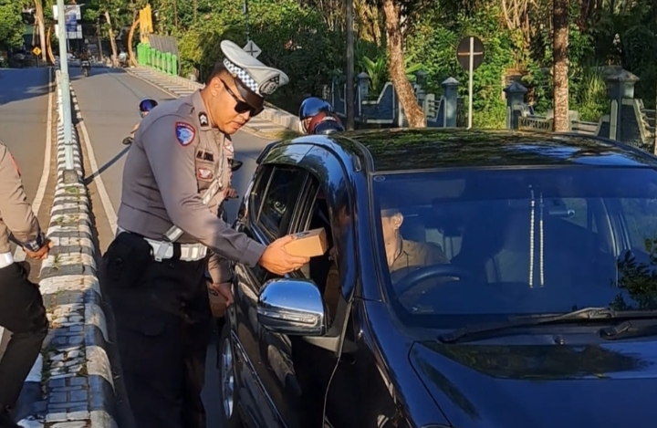Polantas bagikan snack ke pengendara di bundaran Pelaihari.