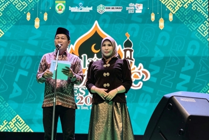 Bupati Balangan sapa warga di penutupan festival.