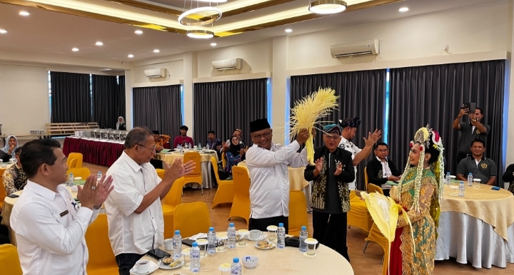 Suasana musyawarah seniman Kotabaru di hotel.