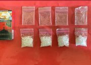 Empat plastik klip bening berisi sabu putih di atas meja