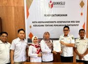 Hendri Arroyo dan Bawaslu tunjukkan dokumen PKS usai tanda tangan.