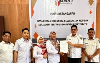 Hendri Arroyo dan Bawaslu tunjukkan dokumen PKS usai tanda tangan.