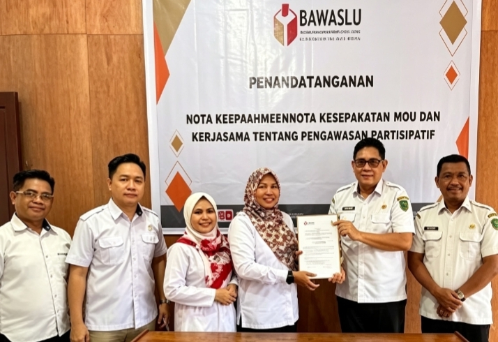 Hendri Arroyo dan Bawaslu tunjukkan dokumen PKS usai tanda tangan.