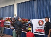 Fordayak segel kantor Mandiri Tunas Finance Palangka Raya