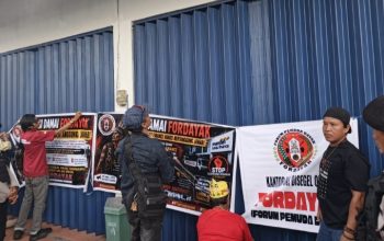 Fordayak segel kantor Mandiri Tunas Finance Palangka Raya
