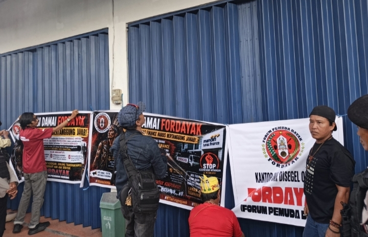 Fordayak segel kantor Mandiri Tunas Finance Palangka Raya