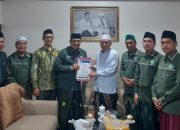 Pejabat usai tanda tangan dokumen.