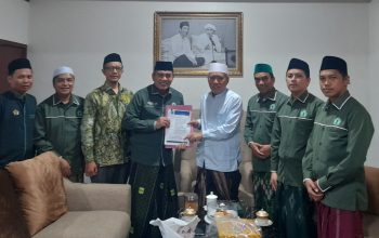 Pejabat usai tanda tangan dokumen.