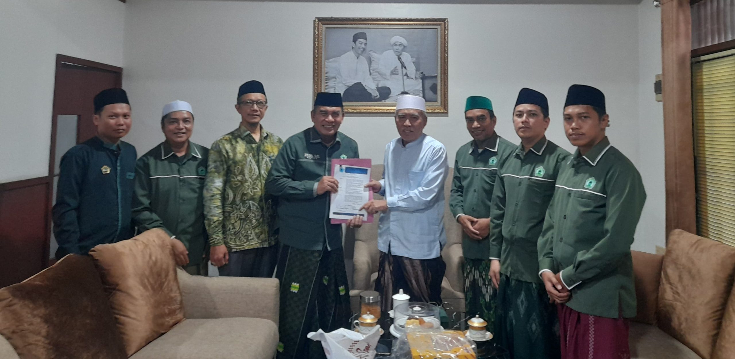 Pejabat usai tanda tangan dokumen.
