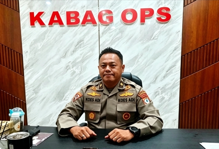 Kabag Ops Polres Kotabaru memberi imbauan kamtibmas ke awak media.
