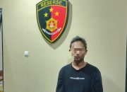 Pria duduk di kursi polisi, motor Scoopy hitam di belakangnya
