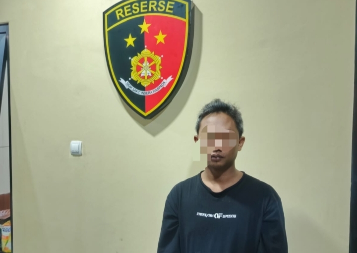 Pria duduk di kursi polisi, motor Scoopy hitam di belakangnya