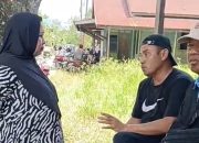 Anggota DPRD Tanah Bumbu Hj Ernawati berbincang dengan Kapolsek Satui di lokasi pencarian anak tenggelam