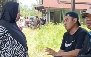 Anggota DPRD Tanah Bumbu Hj Ernawati berbincang dengan Kapolsek Satui di lokasi pencarian anak tenggelam