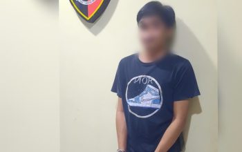 Pria berdiri dengan tangan terborgol di ruang reskrim polres bantul